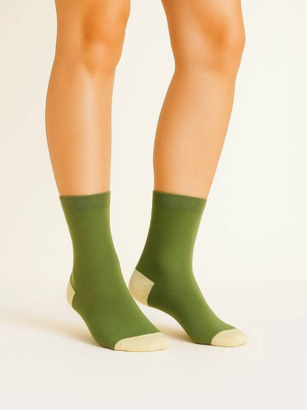 Damestrømpe fra Socks CPH - Shine Avokado grøn – alternativt billede