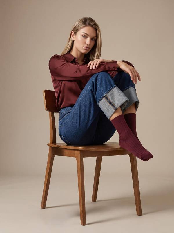 Bordeaux klassiske bomuldsstrømper med rib fra Socks CPH – alternativt billede