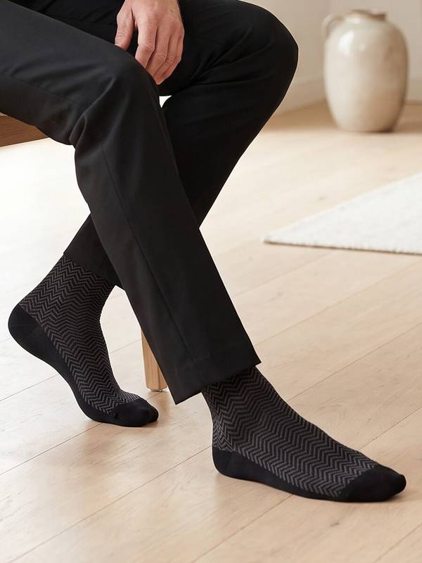 Sorte herrestrømper med gråt sildebensmønster fra Socks CPH